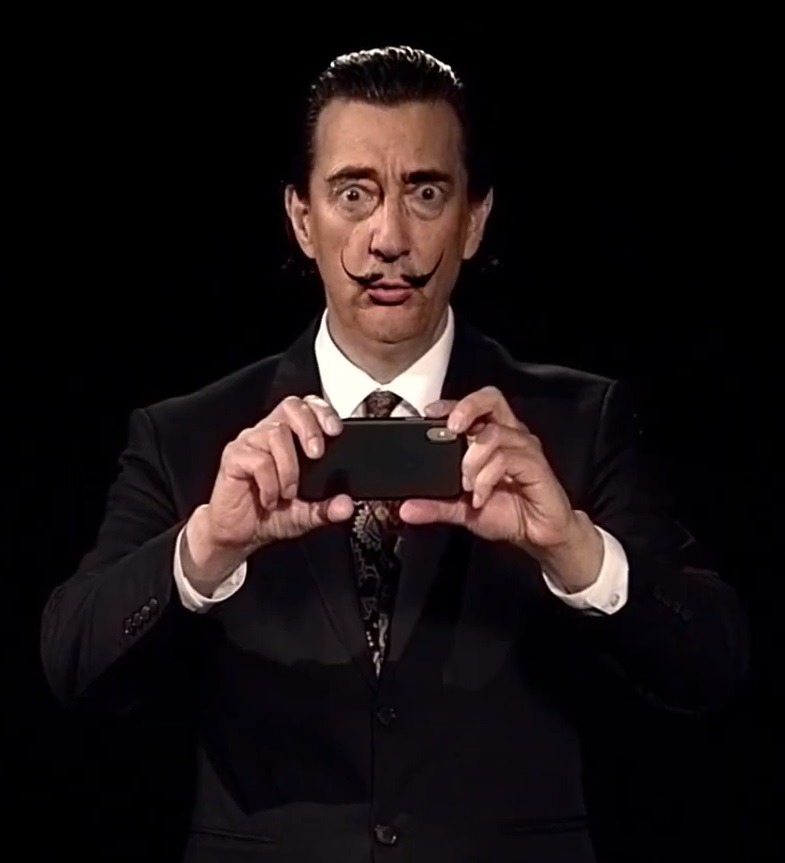 Посетители выставки завороженно слушали факты из биографии художника и радостно позировали ему