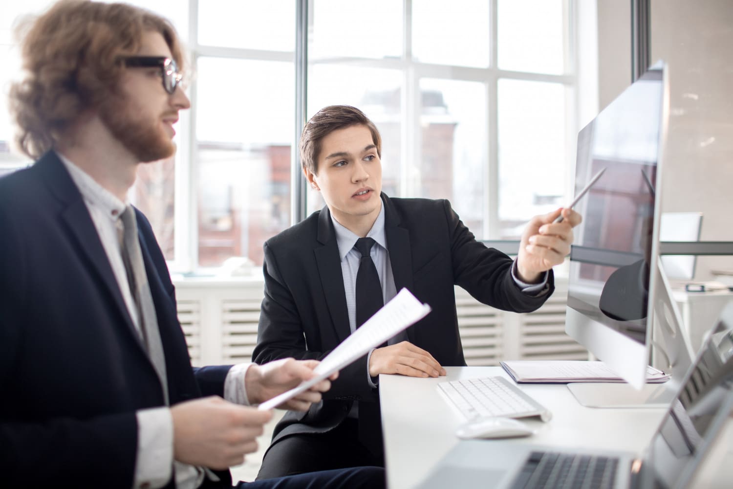 Возможные риски работы с внешними подрядчиками, например, банкротство или несоблюдение сроков, могут повлиять на бизнес