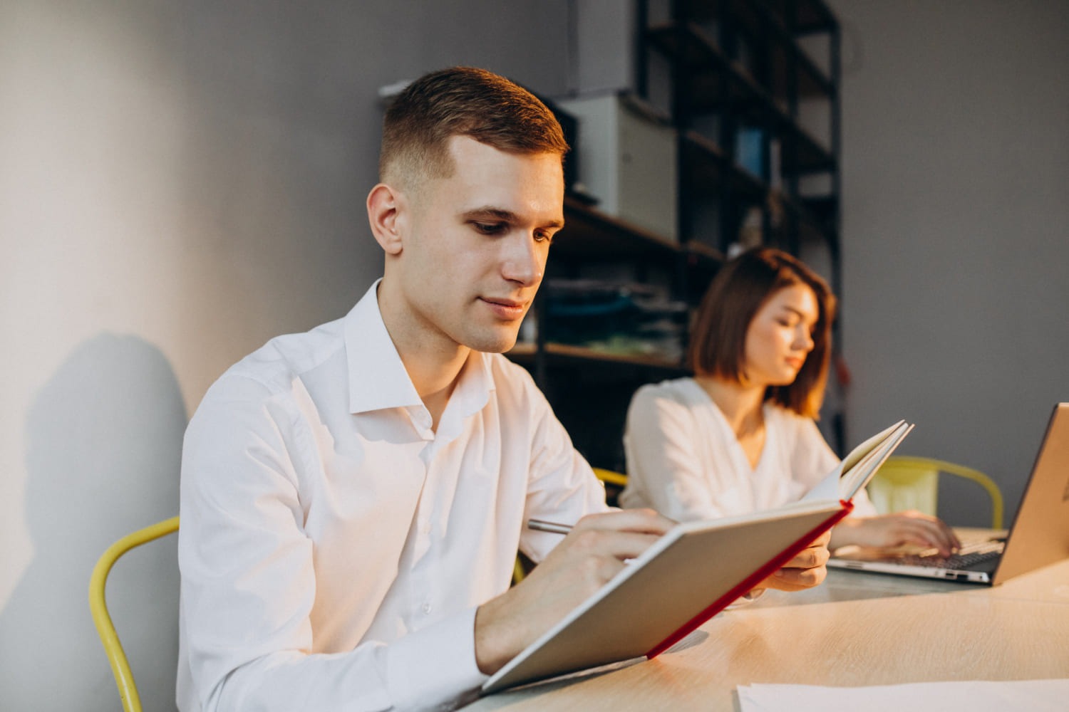 Есть нюанс — в процессе офлайн-обучения сотрудники будут вынуждены отвлекаться от работы