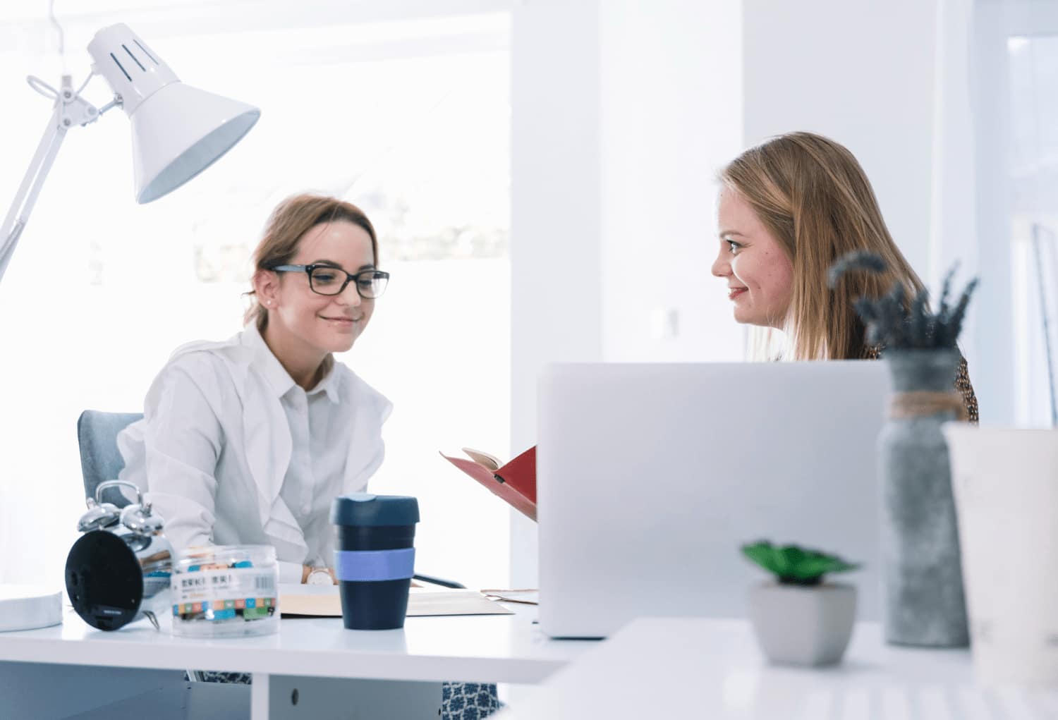 мужчина в костюме пожимает руку коллега