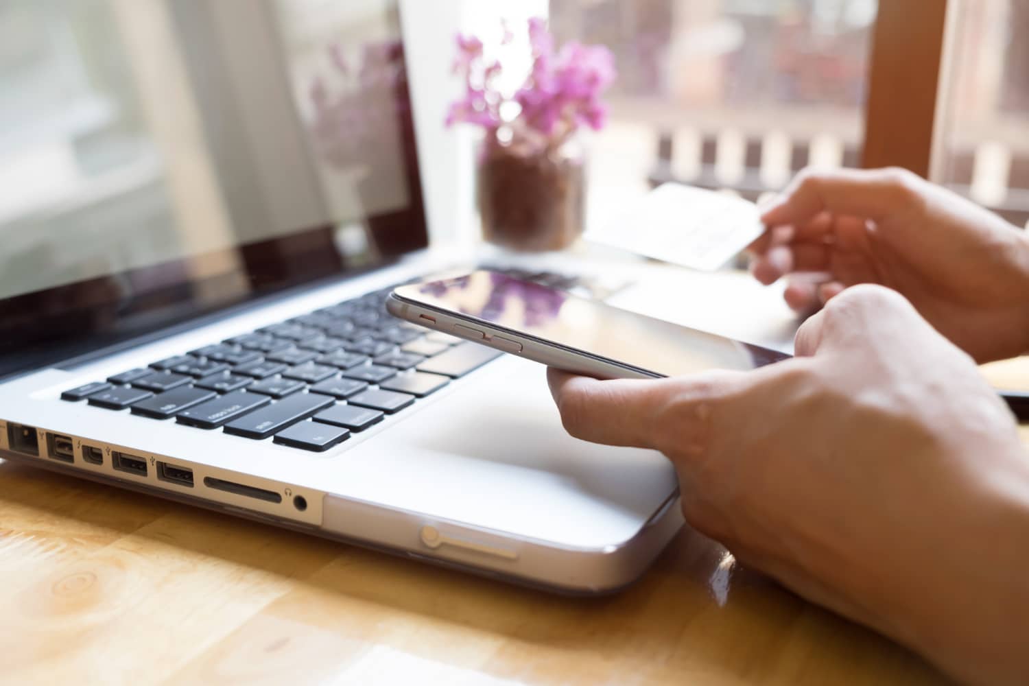 Онлайн-банкинг позволяет управлять счетом прямо с телефона