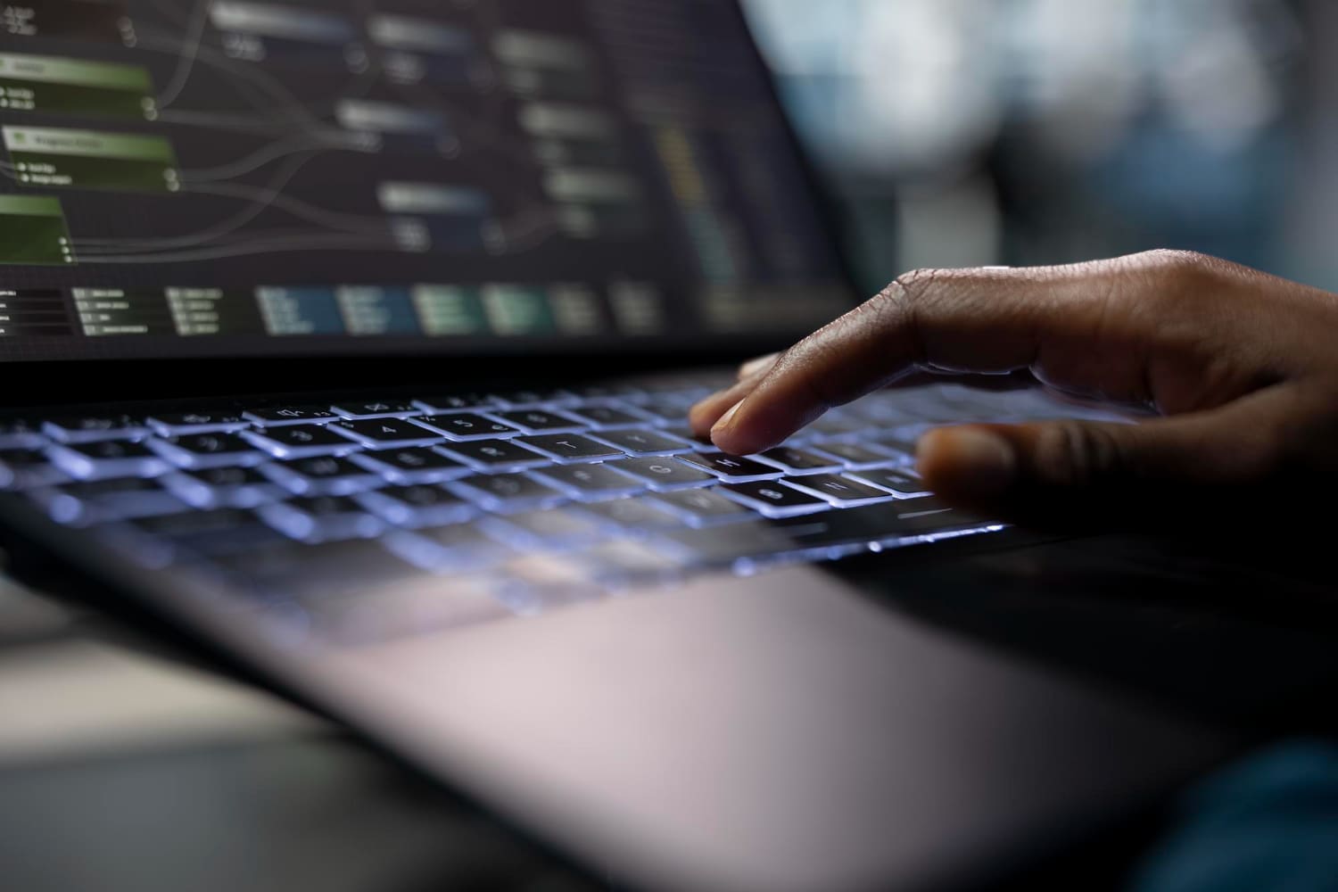 Также используют методы фильтрации (по корреляции) или позволяют модели самой оценить важность фичей (Feature Importance) и отсеять слабые