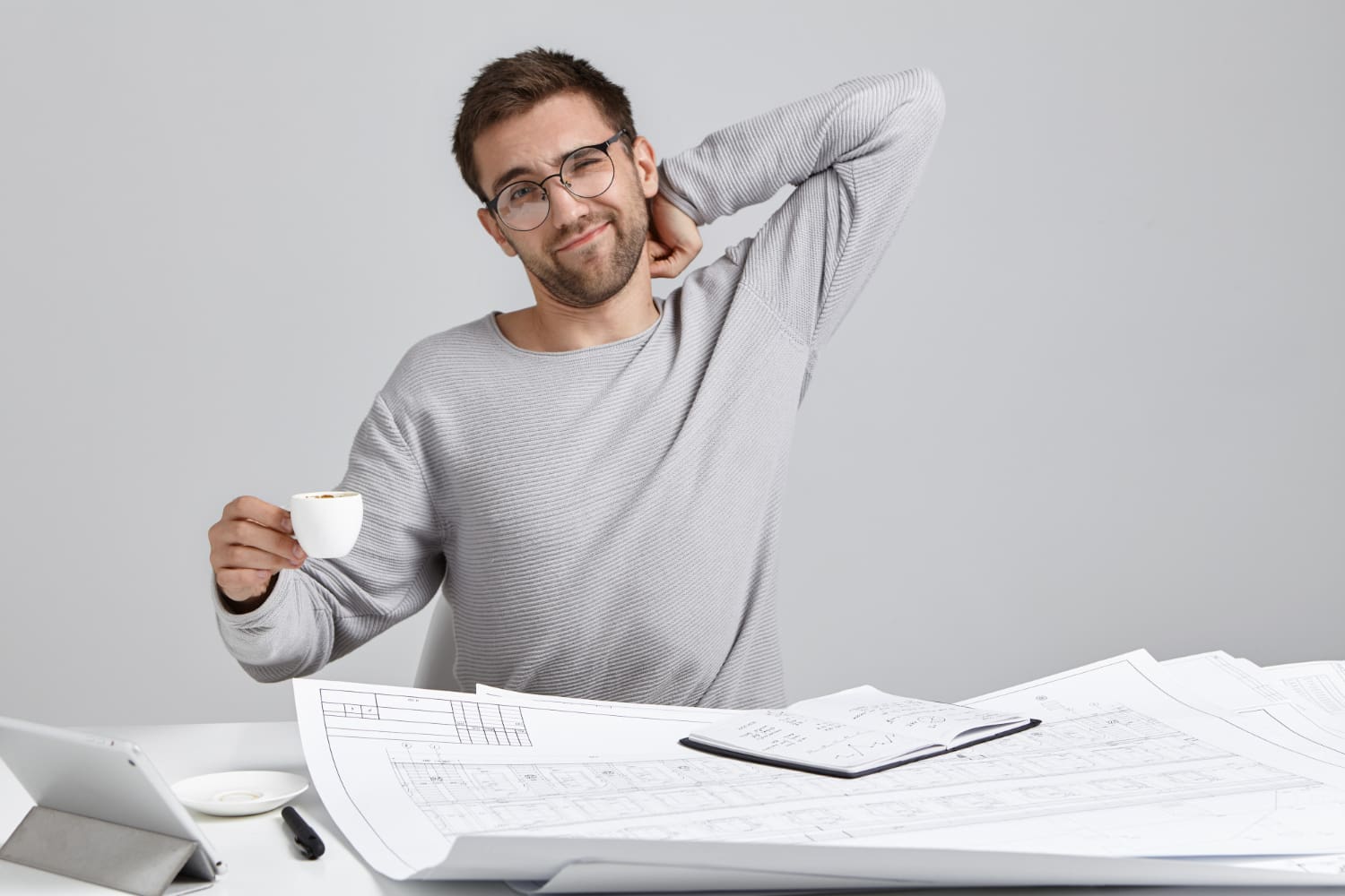 Иногда прокрастинация выступает как защитный механизм, позволяя мозгу избежать перегрузки и эмоционального выгорания.