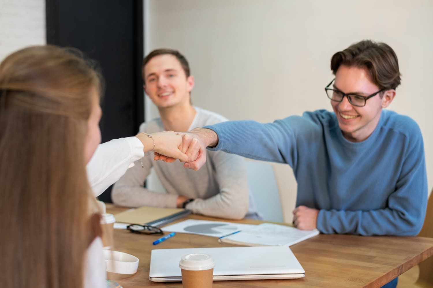 Поддержка коллег помогает человеку восстанавливаться быстрее за счет эмоциональной опоры