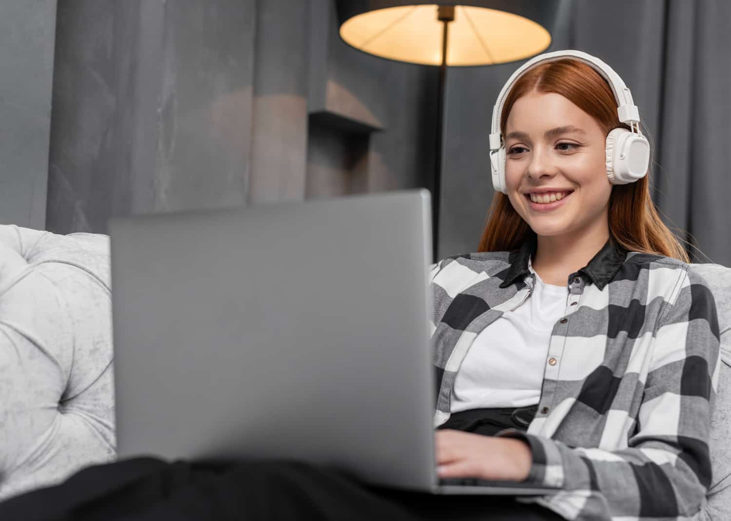 Онбординг нового сотрудника, женщина пожимает новому коллеге руку